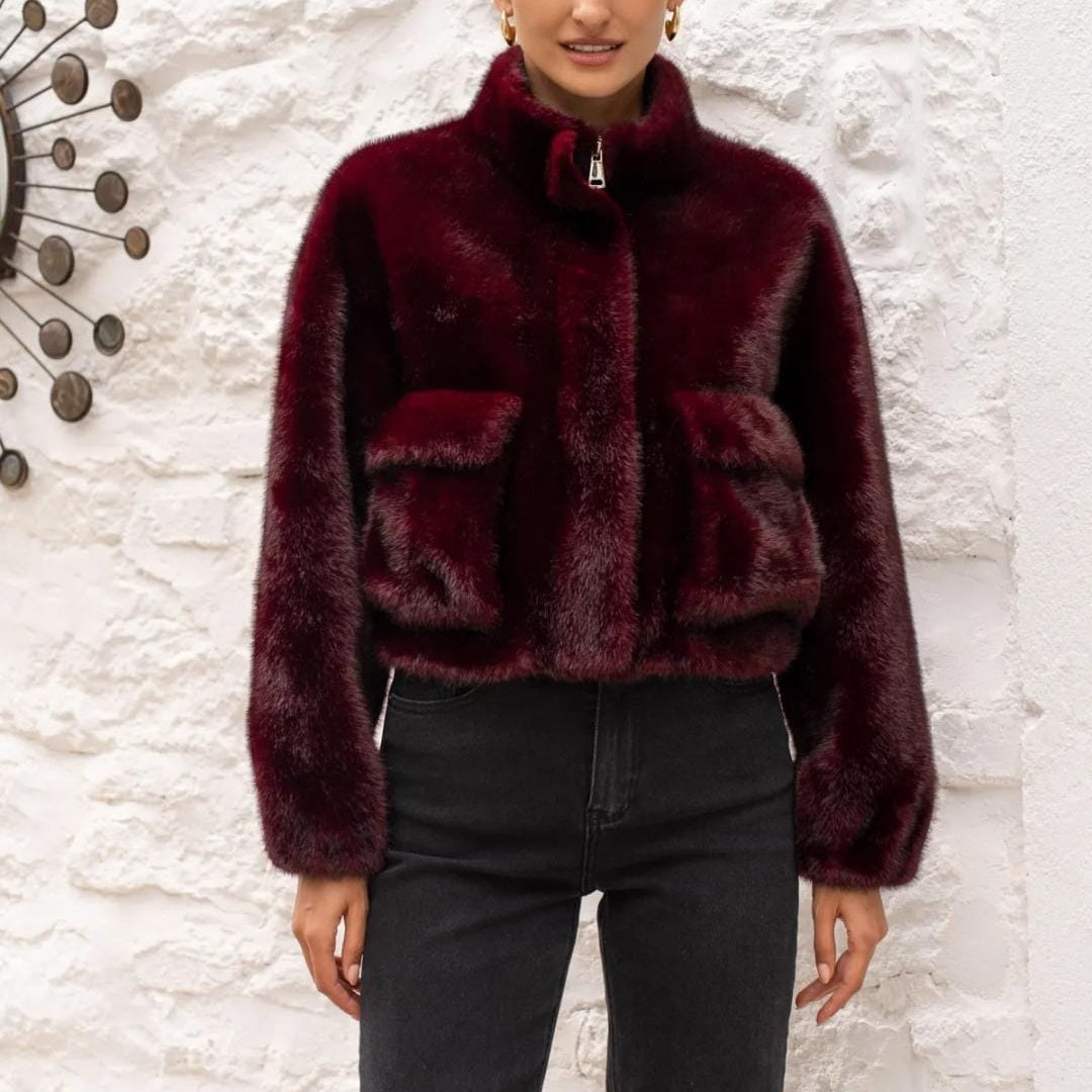 Damen Kunstfelljacke in Bordeaux – kurze elegante Winterjacke mit Reißverschluss, Frontansicht