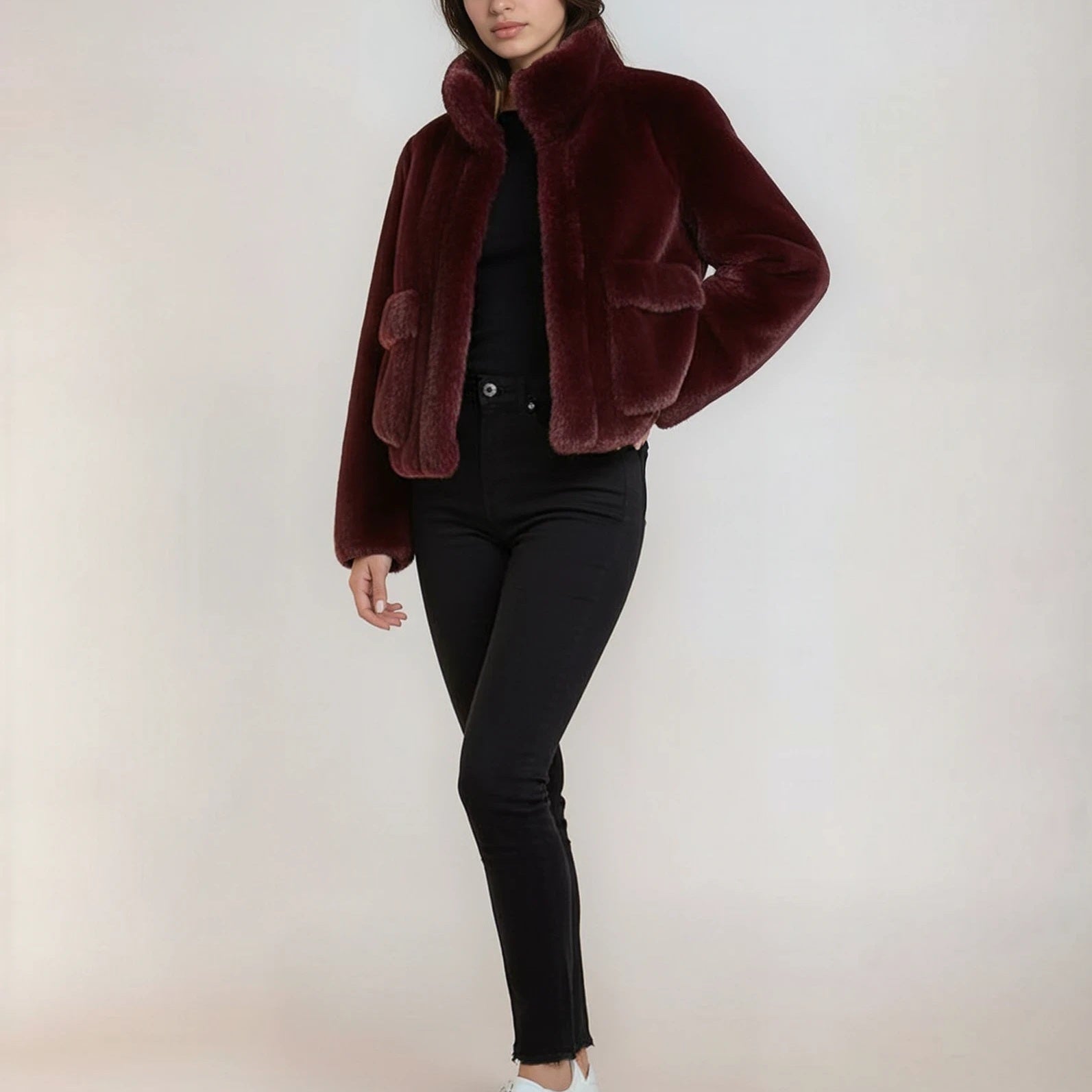 Kurze Kunstfelljacke Damen in Bordeaux – seitliche Ansicht, eleganter Look mit Stehkragen