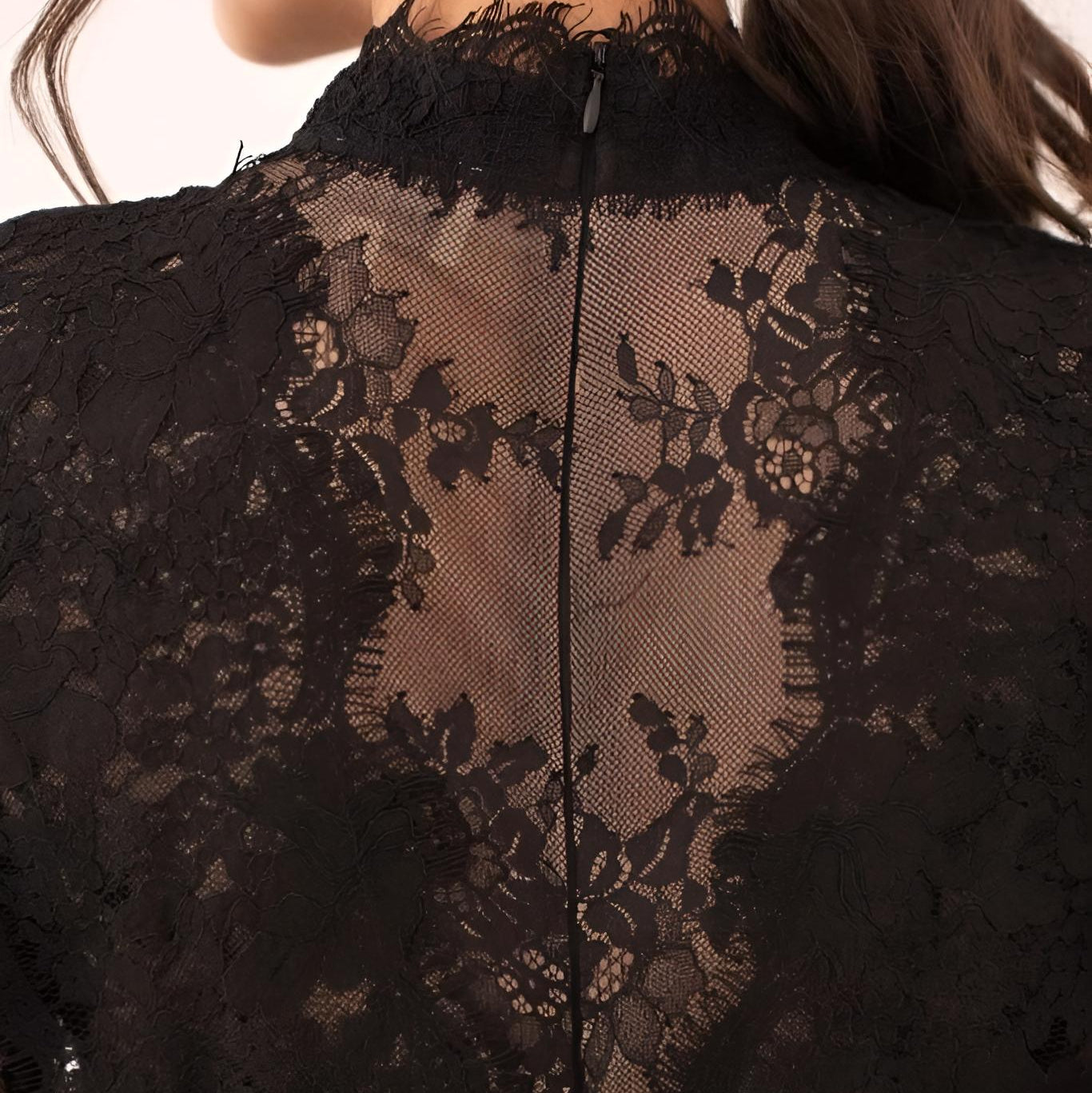 Detailaufnahme des transparenten Spitzen‑Rückens eines schwarzen Midikleids im französischen Stil