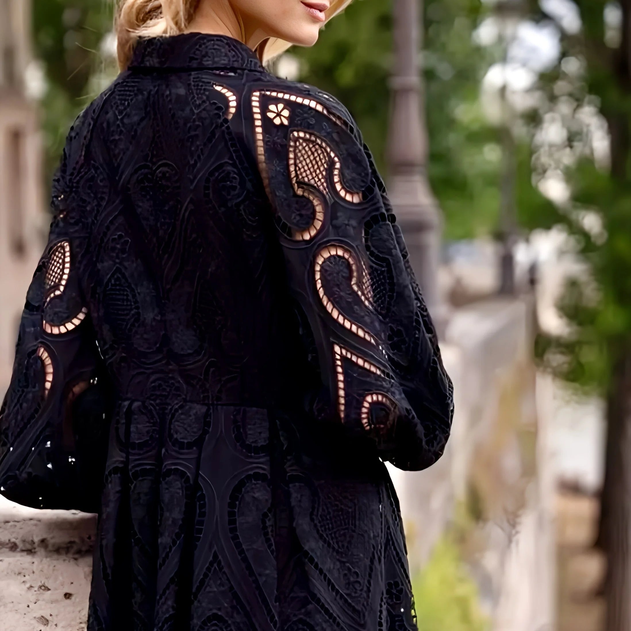 Elegantes Kleid mit floraler Spitze, Hemdkragen und Knopfleiste
