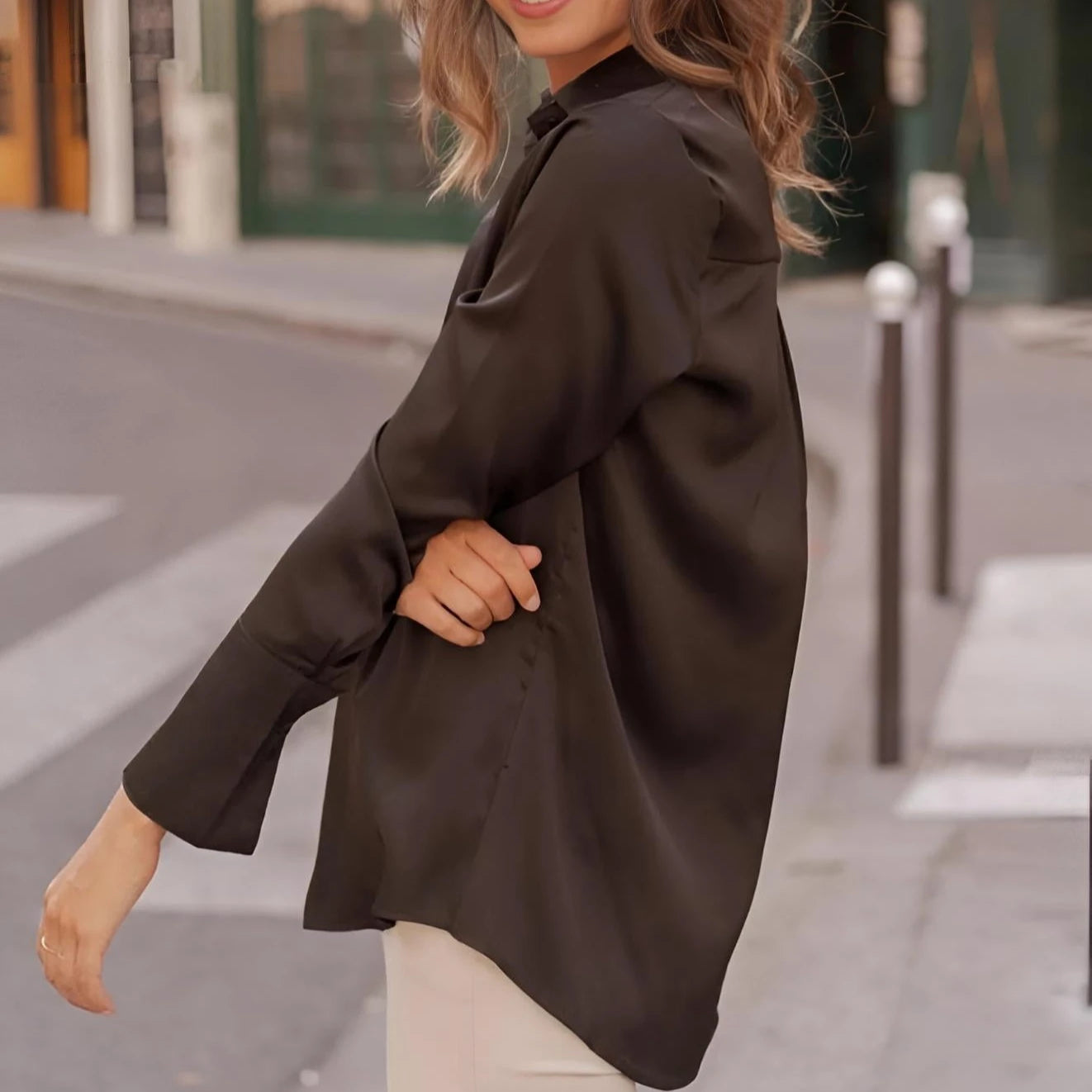 Satinbluse La Brillance in Khaki mit Knopfleiste, Kragen und langen Ärmeln-