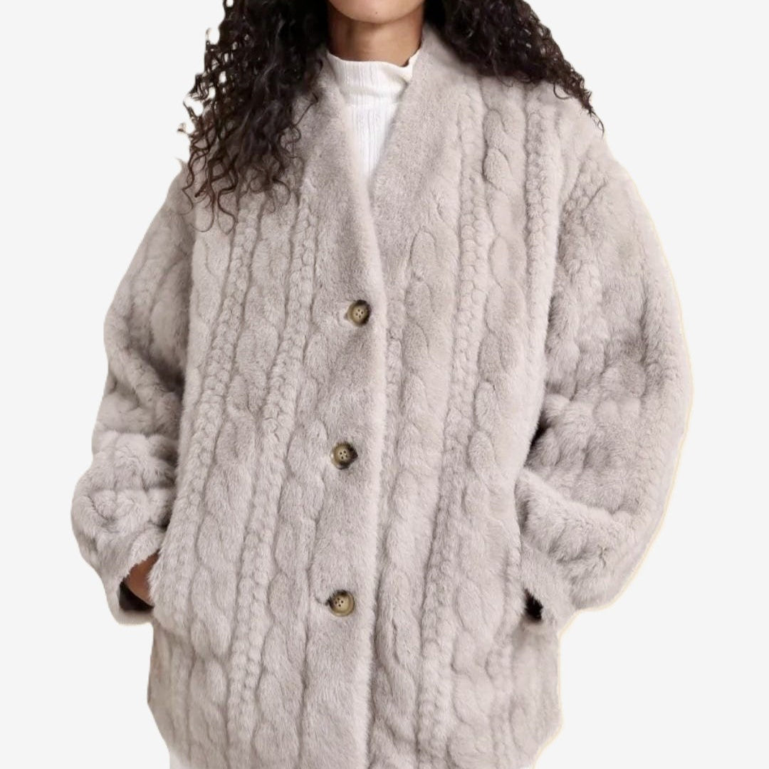 Detailansicht Kunstfelljacke Damen Grau – weiches Kunstfell, elegante Struktur