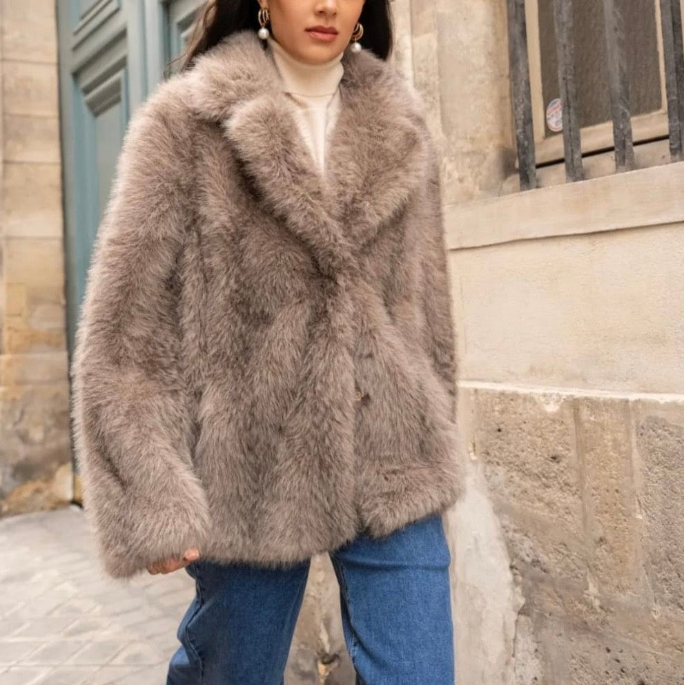 Elegante Damen Kunstfelljacke in Taupe, kurze Winterjacke aus Polyester mit Reverskragen, Frontansicht getragen