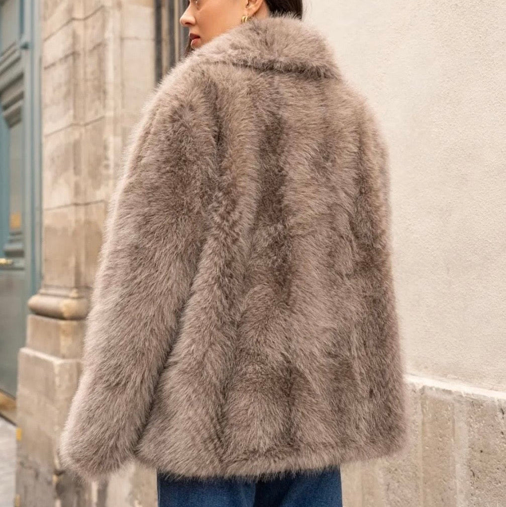 Kurze Damen Kunstfelljacke in Taupe, Rückenansicht einer eleganten Winterjacke aus weichem Polyester
