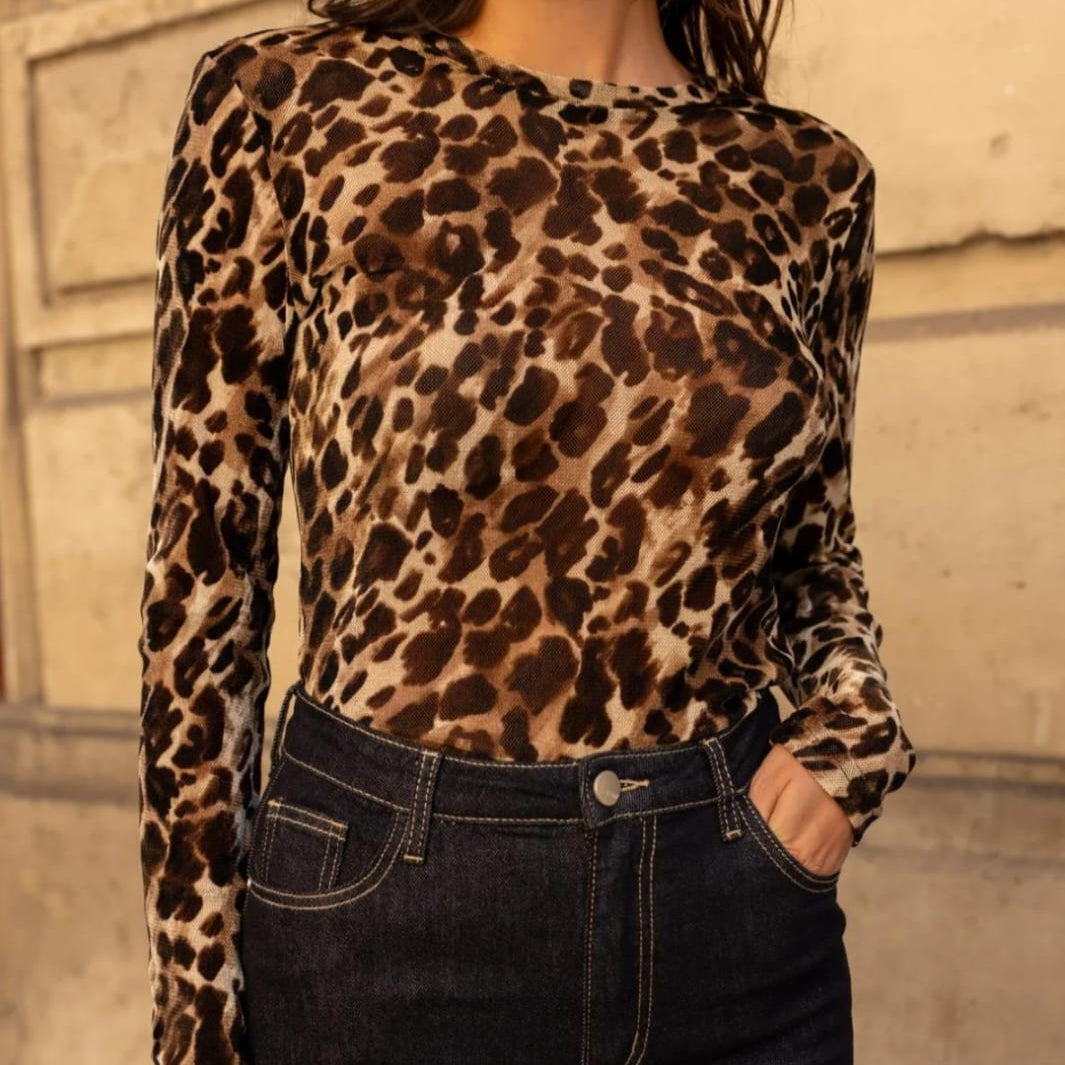 Elegantes Damen Oberteil langarm im Leopard Design, robustes Polyester, getragen mit High Waist Jeans