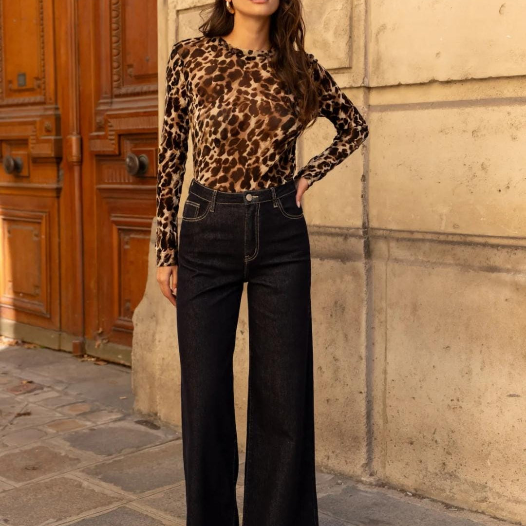 Damen Langarmtop mit Leopardmuster aus Polyester, figurbetonte Passform, kombiniert mit schwarzer Jeans