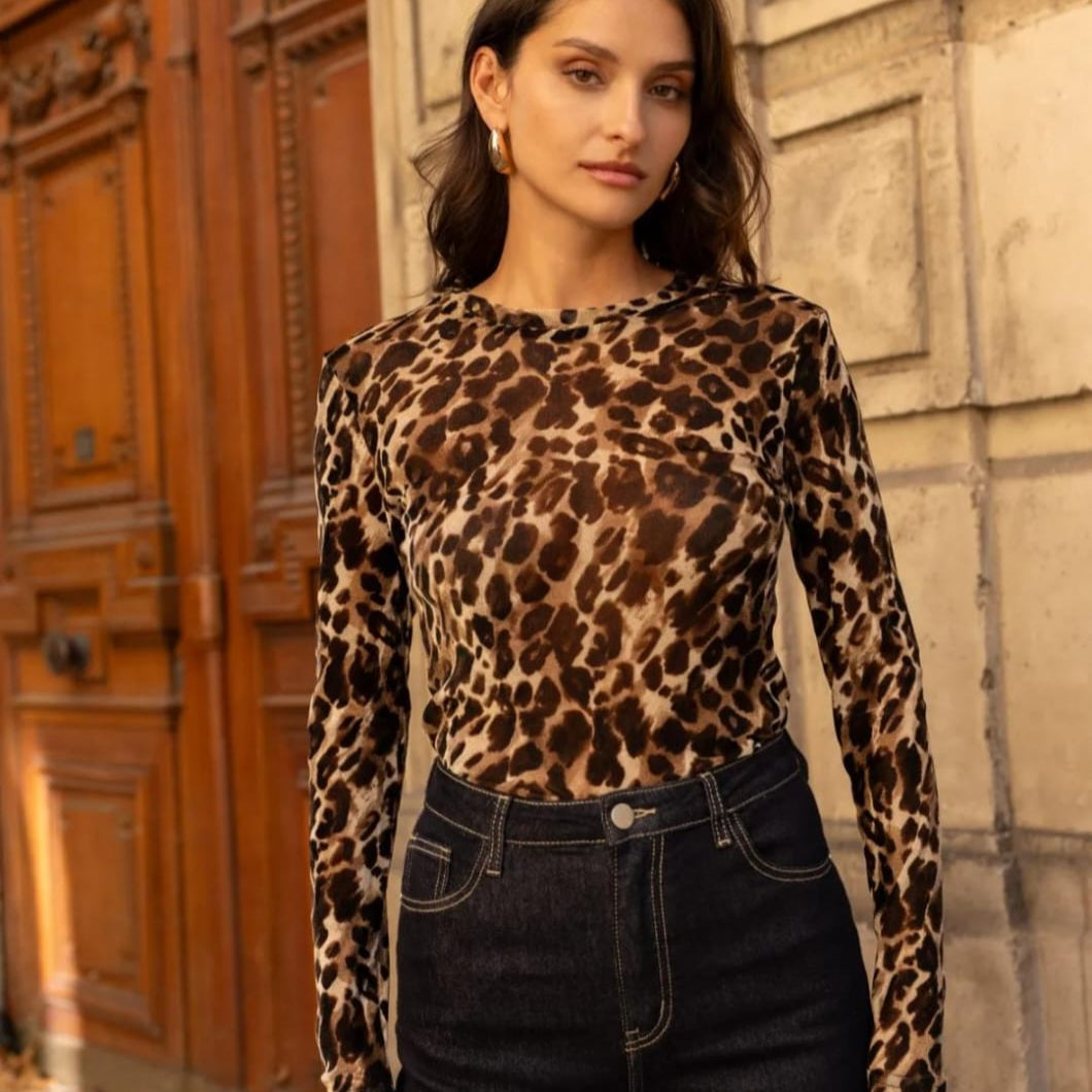 Nahaufnahme Damen Langarmtop im Leopardmuster aus pflegeleichtem Polyester, detailreicher Stoff mit figurbetonter Passform