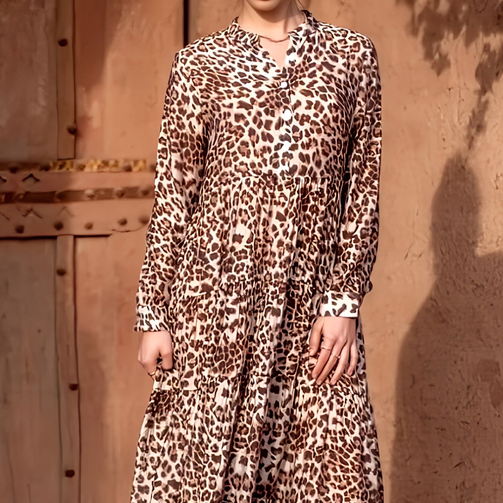 Detailansicht eines langärmeligen Damen Maxikleids im Leopardenmuster