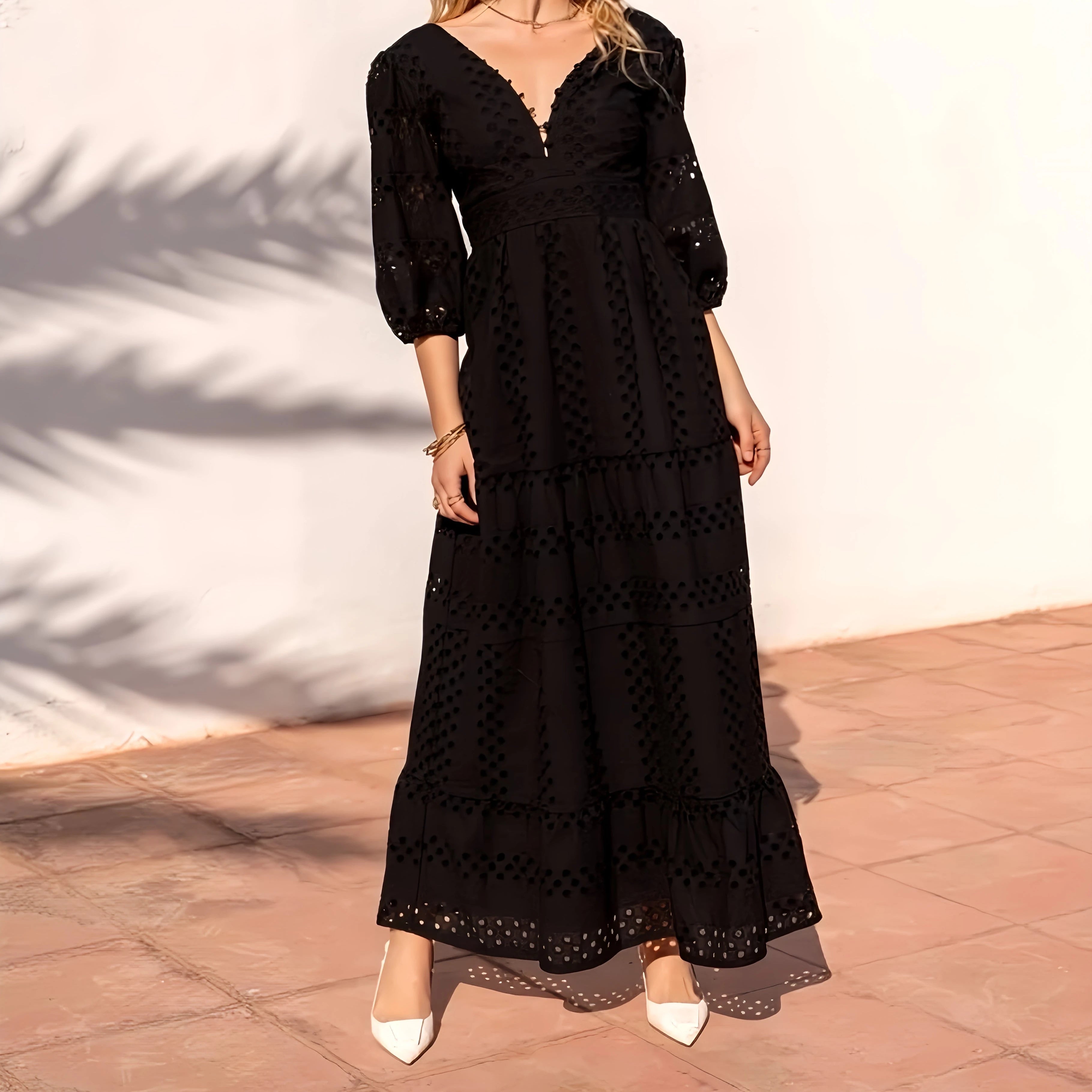 Maxikleid aus Baumwolle mit Lochstickerei und V-Ausschnitt.