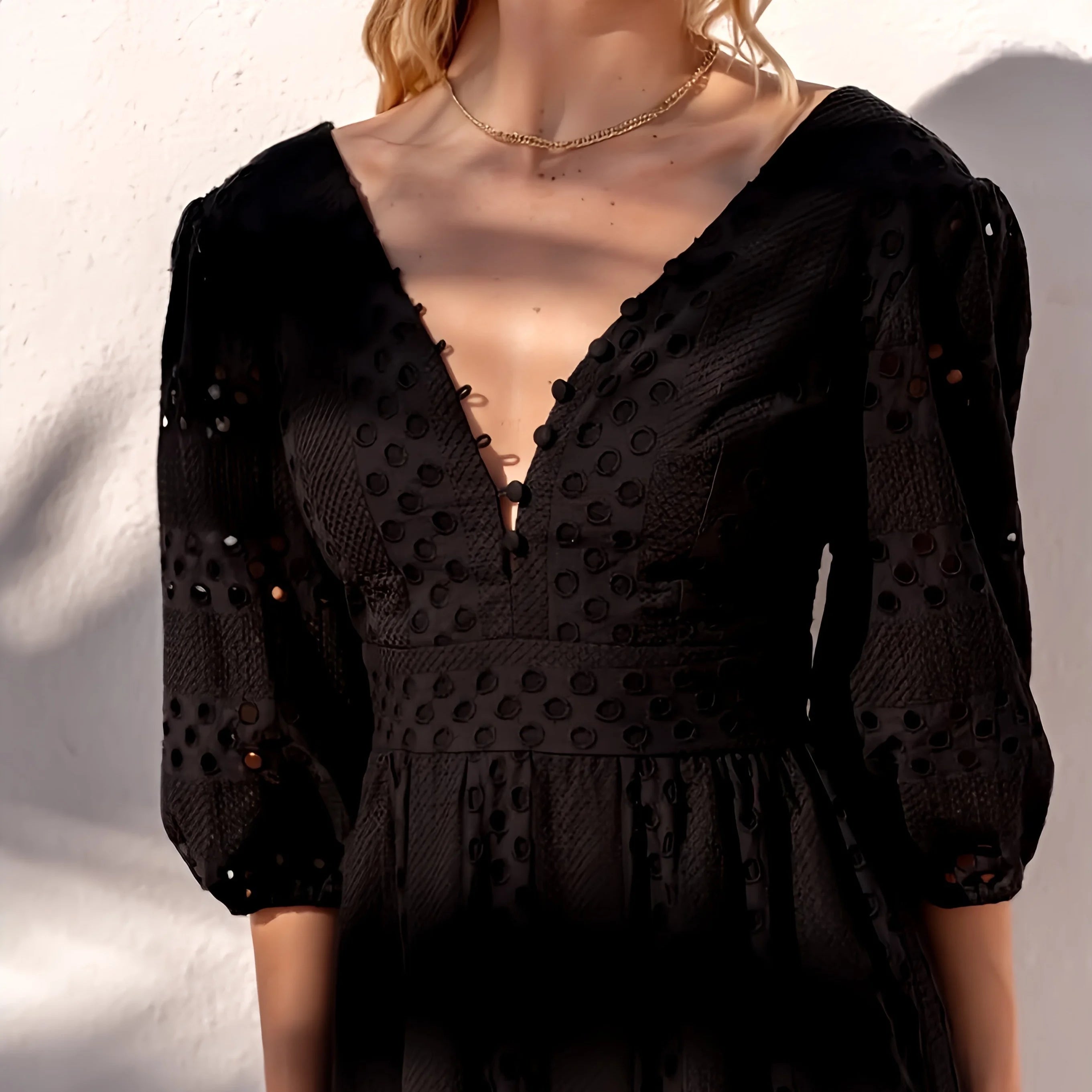 Maxikleid aus Baumwolle mit Lochstickerei und V-Ausschnitt.