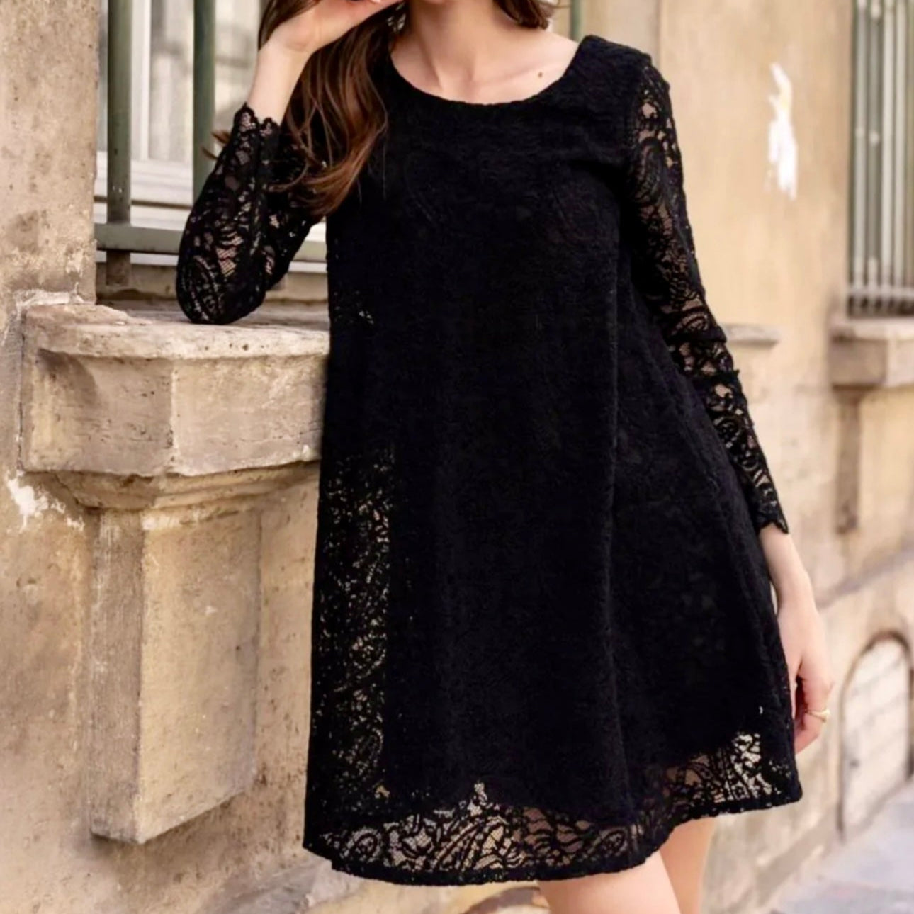 Detailansicht Spitzenstoff schwarzes Damen Kleid Langarm
