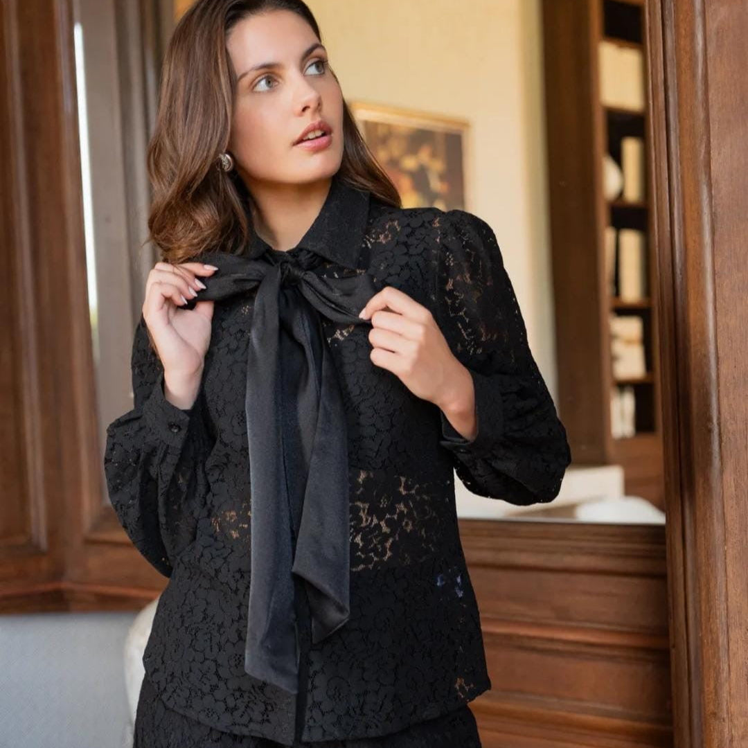 Elegante Spitzenbluse schwarz mit großer Schleife am Kragen, langärmlig – STILESSENZ Fashion
