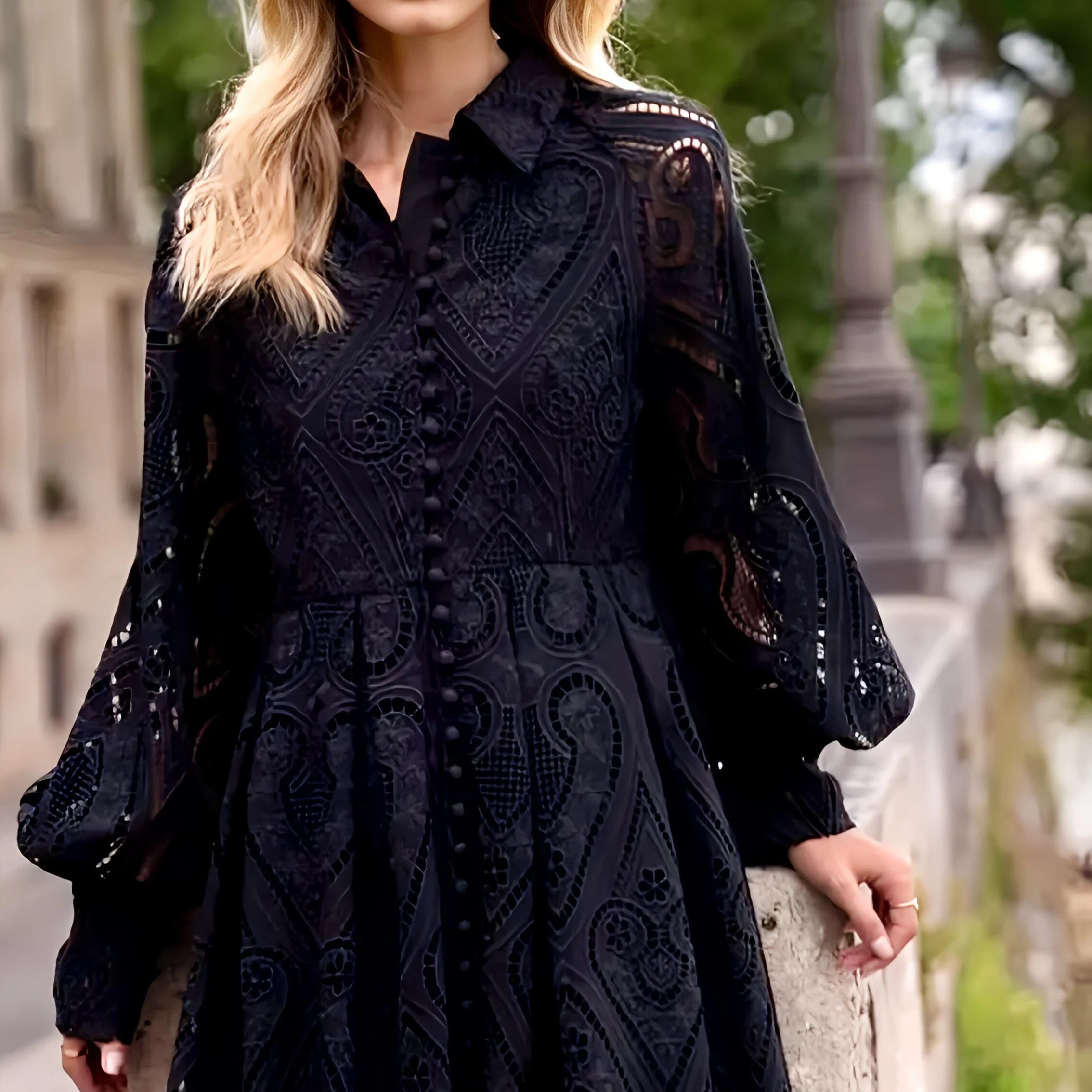 Feminin geschnittenes Spitzenkleid mit transparenten Volumenärmeln