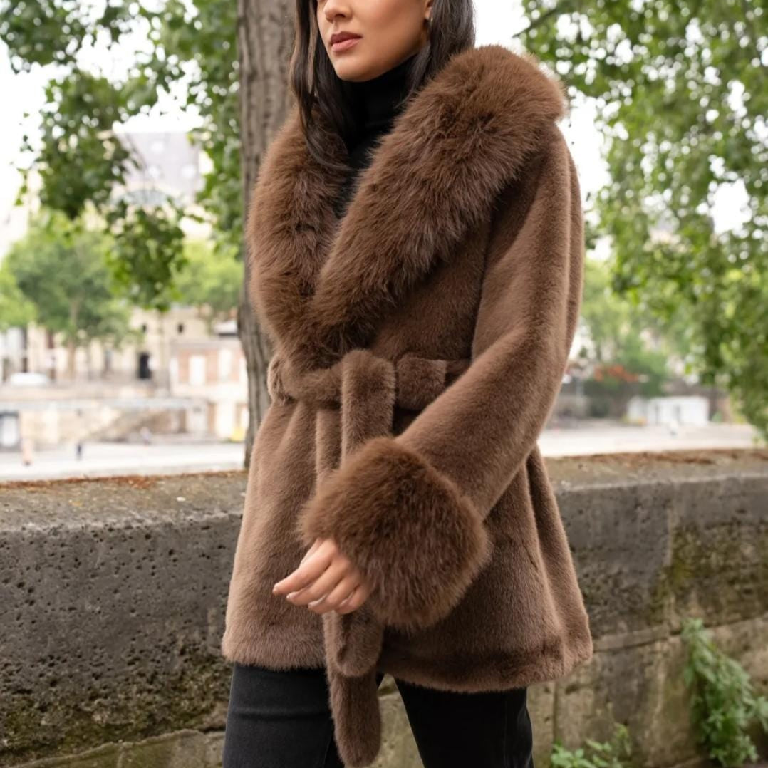 Damen Fake Fur Jacke braun mit Fellkragen und Bindegürtel – elegante Kunstfell Winterjacke