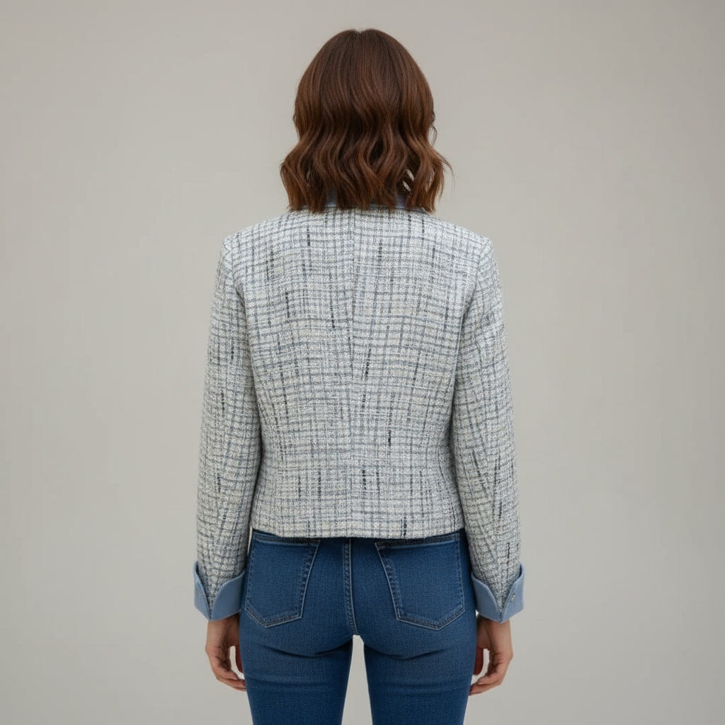 KI-generierte Rückansicht des Tweed-Blazers