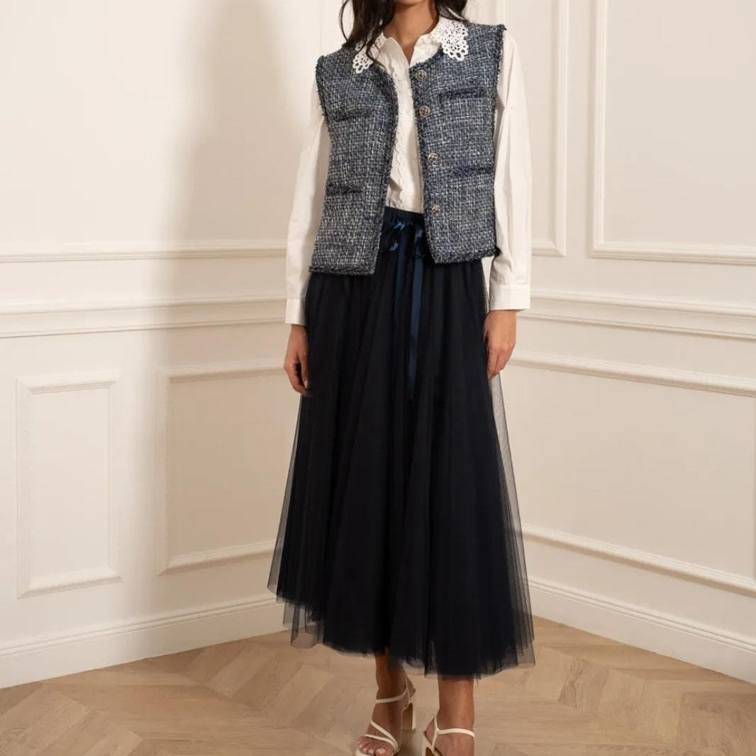 Graue Tweed Bouclé Weste für Damen elegant kombiniert mit weißer Bluse und schwarzem Tüllrock - Französischer Vintage Style