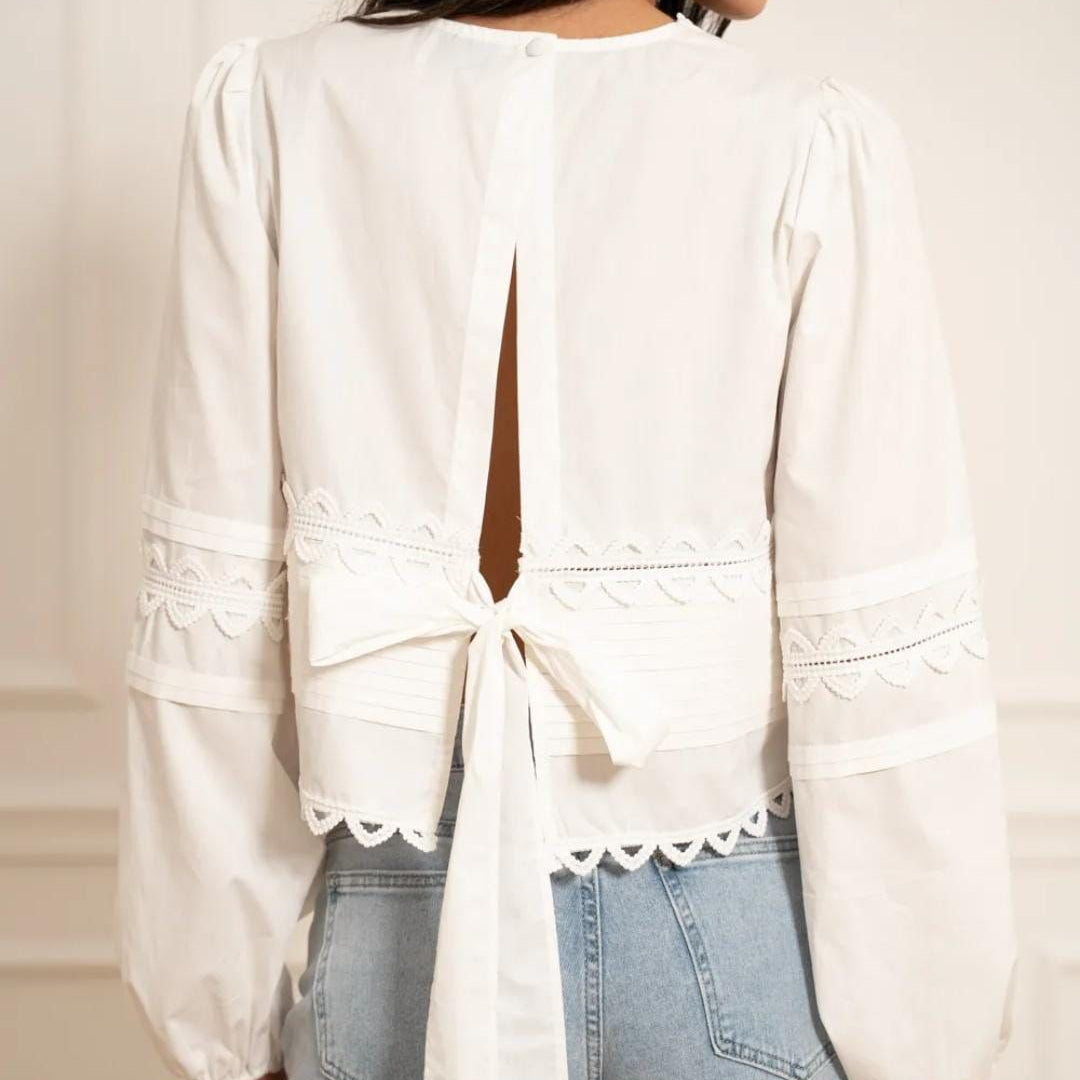 Weiße Bluse mit elegantem Rückenausschnitt und Spitzenapplikationen im Detail