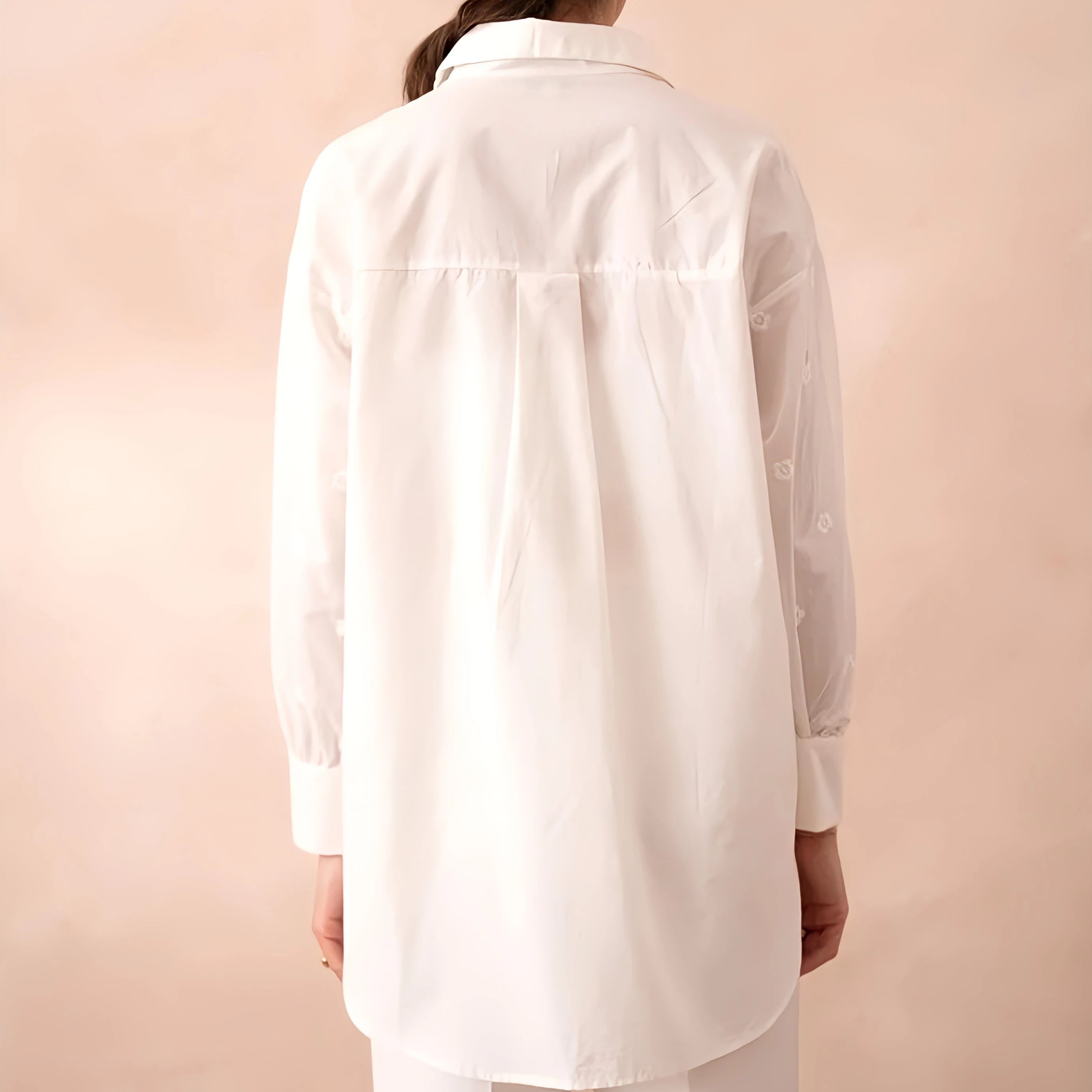 Locker geschnittene Spitzenbluse Isabella mit Stickereidetails und Hemdkragen.